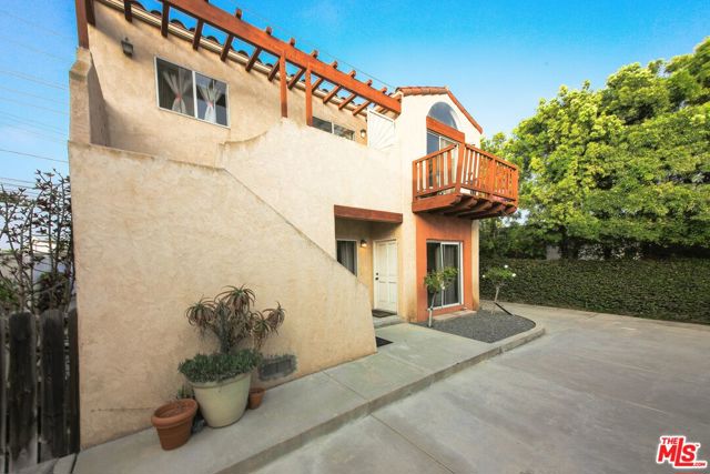 1943 19th Street, Santa Monica CA: https://media.crmls.org/mediaz/544c1026-6538-477e-90eb-7271d09b7e77.jpg