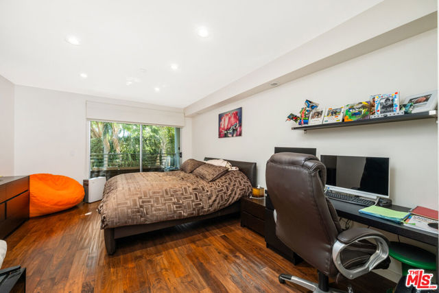 2111 S Beverly Glen Boulevard, Los Angeles CA: https://media.crmls.org/mediaz/544c6d3b-1370-43c8-82ac-44e8b32ee3eb.jpg