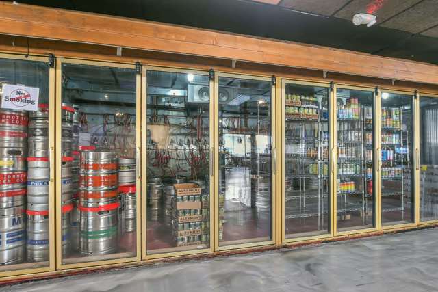 561 1St St, Brentwood CA: https://media.crmls.org/mediaz/544ca62c-4f9c-48de-9075-69abf06ce5ac.jpg