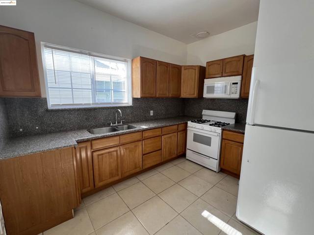 3244 ELLIS ST, Berkeley CA: https://media.crmls.org/mediaz/544d2310-282b-41e5-851e-7c0fb8674ca3.jpg