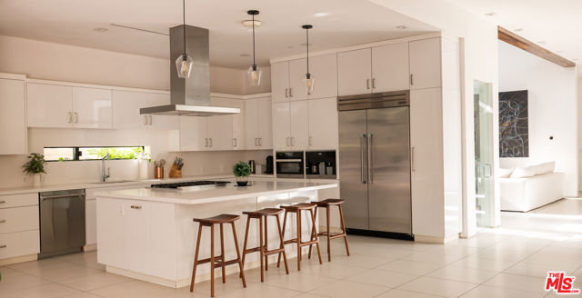 926 N Crescent Heights Boulevard, Los Angeles CA: https://media.crmls.org/mediaz/544da4fd-6054-459e-af8f-6b3d35237e0e.jpg