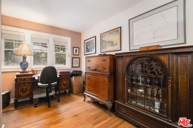 13384 Contour Drive, Sherman Oaks CA: https://media.crmls.org/mediaz/544dedd2-427e-4004-b5ff-f442ede92000.jpg