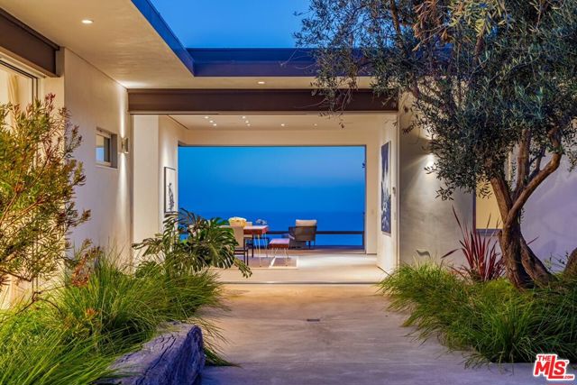 32554 Pacific Coast Highway, Malibu CA: https://media.crmls.org/mediaz/544e84d4-84a2-4062-b32d-45cdfe40bf48.jpg
