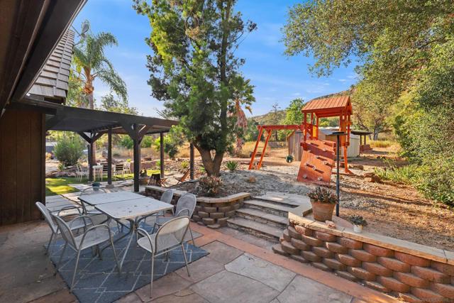 1722 Tierra Libertia Rd, Escondido CA: https://media.crmls.org/mediaz/544eaefe-da57-4cec-9eb2-4688e7f914cb.jpg