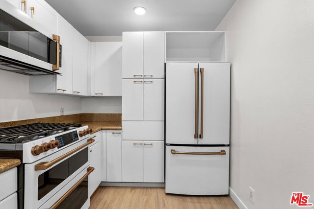 1617 S Beverly Glen Boulevard, Los Angeles CA: https://media.crmls.org/mediaz/54507eae-37e3-4160-966c-59a6036d8fd9.jpg
