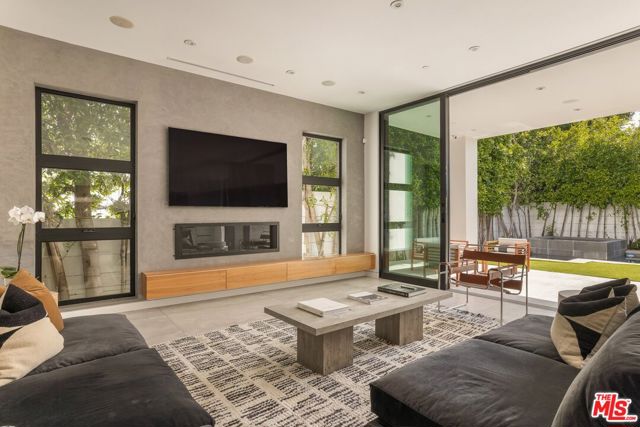 649 N Edinburgh Avenue, Los Angeles CA: https://media.crmls.org/mediaz/54511468-9681-4e79-a544-37f00c4ea5e9.jpg