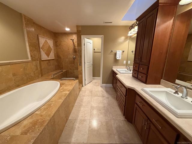 16902 Via de Santa Fe, Rancho Santa Fe CA: https://media.crmls.org/mediaz/545144ab-5951-4a08-bc68-3ce9de4b4bd0.jpg