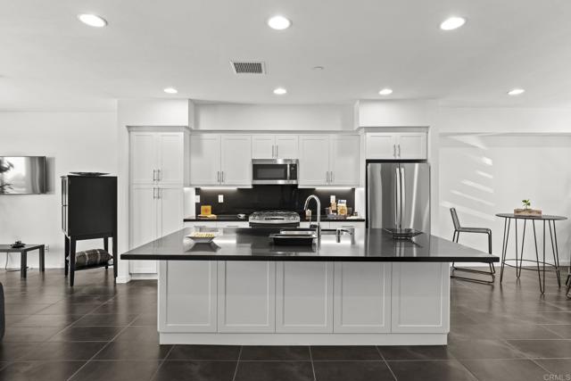 Detail Gallery Image 5 of 57 For 2563 State St, Carlsbad,  CA 92008 - 2 Beds | 2/2 Baths