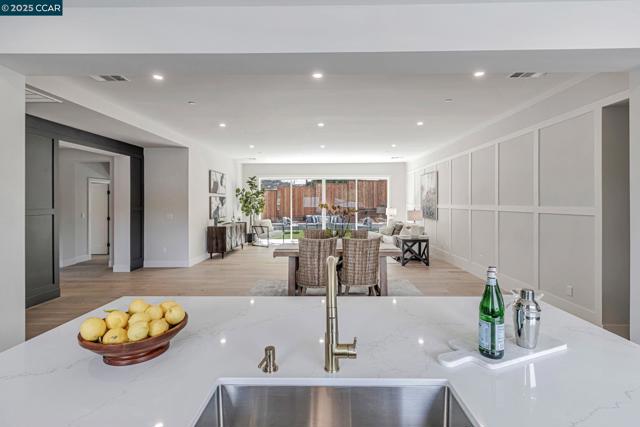945 Yorkshire Ct, Lafayette CA: https://media.crmls.org/mediaz/5451afc2-9532-4836-90ca-5329d5488831.jpg