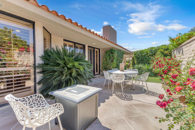 5 Stanford Drive, Rancho Mirage CA: https://media.crmls.org/mediaz/545230fe-c358-481f-89d3-43f09a15a699.jpg