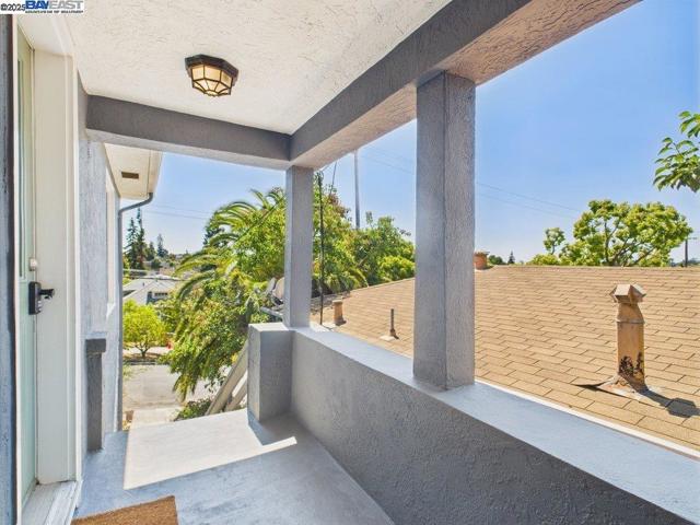 4418 Virginia Ave, Oakland CA: https://media.crmls.org/mediaz/5452f9d7-777d-4afc-9363-fbc354d935a6.jpg