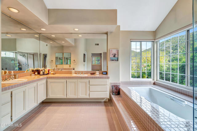 32834 Barrett Drive, Westlake Village CA: https://media.crmls.org/mediaz/5453fc7a-05b0-4f76-aebc-c552639bb836.jpg