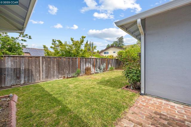 5571 Sepulveda Ct, Concord CA: https://media.crmls.org/mediaz/5454a4d8-e86b-4640-b449-02b31b2439c8.jpg