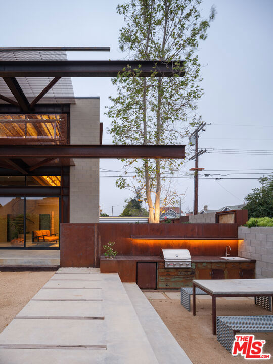 5701 7th Avenue, Los Angeles CA: https://media.crmls.org/mediaz/5454b61a-654a-4dbf-8bdf-128b7ec8a016.jpg