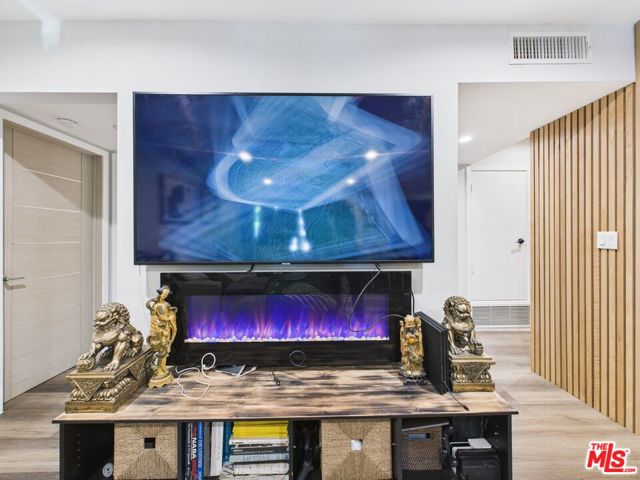 15344 Weddington Street, Sherman Oaks CA: https://media.crmls.org/mediaz/5454c3dc-d6d9-4daa-a860-b91aae35397a.jpg