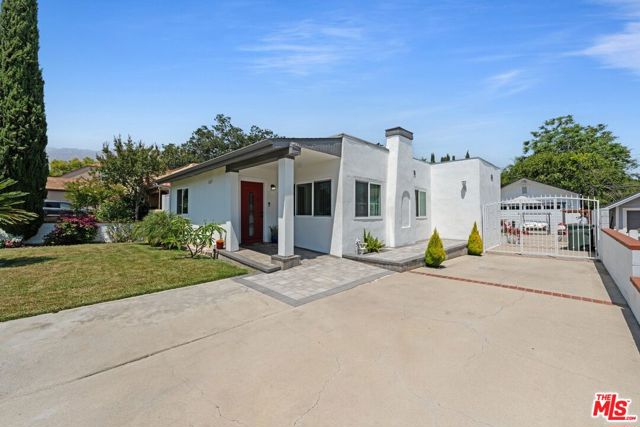 1430 N Dominion Avenue, Pasadena CA: https://media.crmls.org/mediaz/5456cc98-7df6-4a3e-8db5-d672556f8abe.jpg