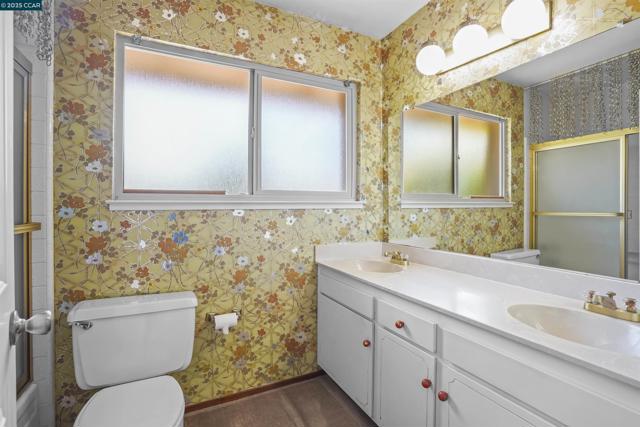 220 Daylight Pl, Danville CA: https://media.crmls.org/mediaz/5456e33f-578d-46a6-9236-3d0edd876c76.jpg