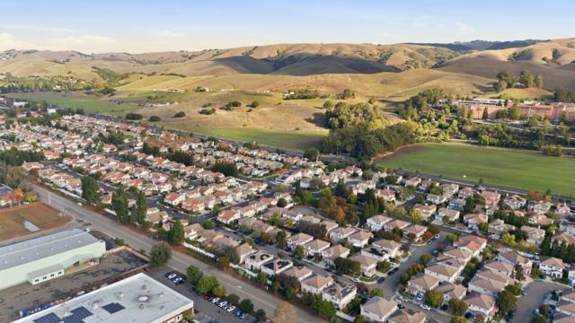 34298 Torrey Pine Lane, Union City CA: https://media.crmls.org/mediaz/5457b73e-91dd-4254-8258-cdf62a48263b.jpg