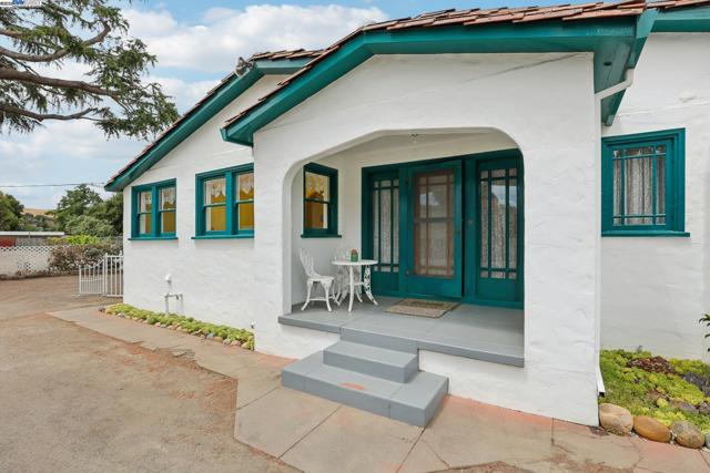 11768 Main St, Sunol CA: https://media.crmls.org/mediaz/5457fa0d-5c1a-4c6e-8299-6b152e5e0474.jpg