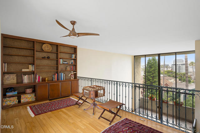 125 W Mountain Street, Glendale CA: https://media.crmls.org/mediaz/5458c153-fcde-44e4-be5d-660e61e90dc4.jpg