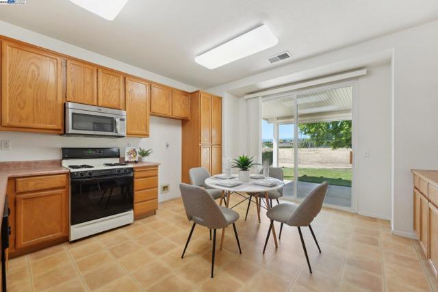 491 Central Park Pl, Brentwood CA: https://media.crmls.org/mediaz/5459865e-01c2-480c-831d-e5f4f0e27d0e.jpg