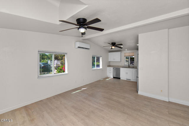 Detail Gallery Image 4 of 14 For 155 Mesa Dr, Camarillo,  CA 93010 - 2 Beds | 2 Baths