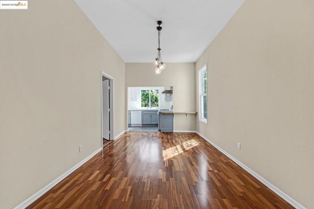 861 20Th St, Oakland CA: https://media.crmls.org/mediaz/545b273d-5d08-4628-85cc-04100c255ed9.jpg