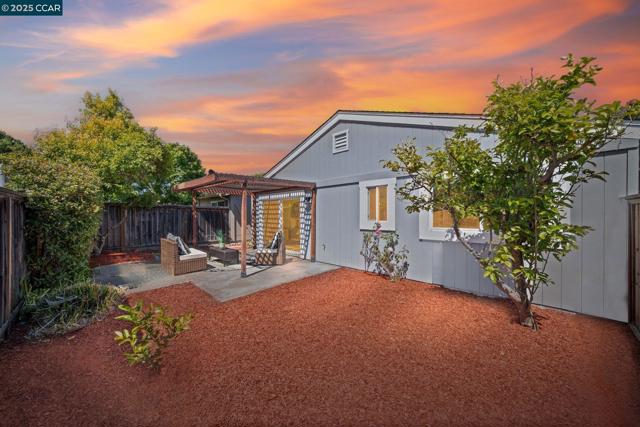 117 Brighton Rd, Alameda CA: https://media.crmls.org/mediaz/545bfab2-b050-4b08-bb31-c27142ce348b.jpg