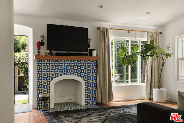 3911 Exposition Boulevard, Los Angeles CA: https://media.crmls.org/mediaz/545c43d6-70f1-4d39-a149-8ebdc646841e.jpg