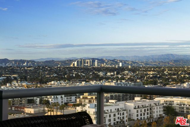 13650 Marina Pointe Drive, Marina del Rey CA: https://media.crmls.org/mediaz/545ccfb7-8671-4010-981b-e9d7dc785b72.jpg