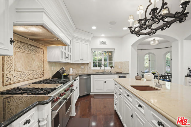 18414 Corazon Circle, Tarzana CA: https://media.crmls.org/mediaz/545cf0ad-ce36-4f57-995b-0a24a3eabc73.jpg