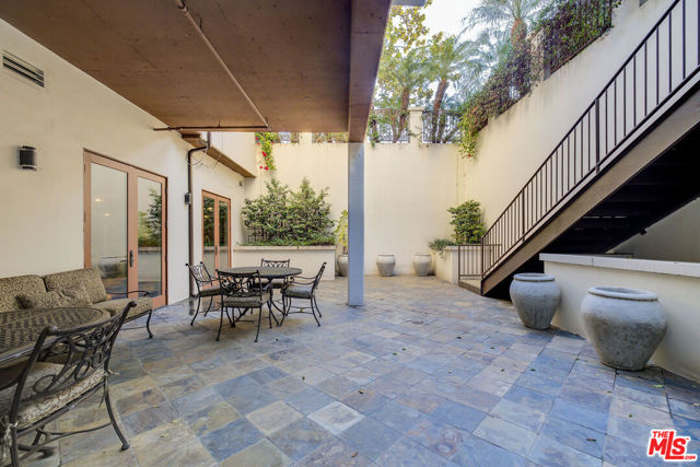 261 Reeves Drive, Beverly Hills, California 90212, 2 Bedrooms Bedrooms, ,2 BathroomsBathrooms,Condominium,For Sale,Reeves,24413231