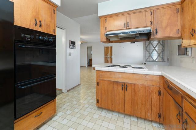 5824 Kent Pl, San Diego CA: https://media.crmls.org/mediaz/54607823-14c7-4380-878c-17599089439e.jpg