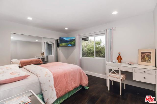 3200 Wrightwood Drive, Studio City CA: https://media.crmls.org/mediaz/5460f5e1-c42f-4c67-9d5b-49cf9b849dfa.jpg