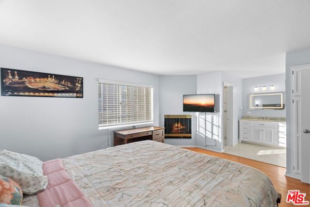 2231 Montrose Avenue, Montrose CA: https://media.crmls.org/mediaz/546264d7-e8a4-4d78-8000-dabe23393d2f.jpg