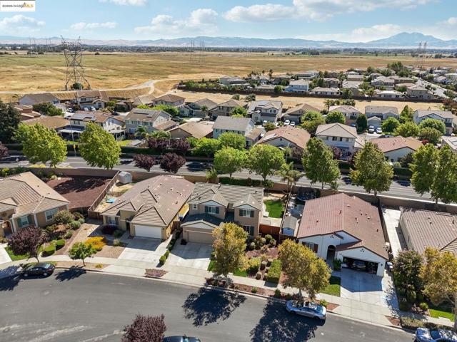 124 Clear Lake Ct, Oakley CA: https://media.crmls.org/mediaz/54636907-a164-4091-a35d-3a414937b81b.jpg