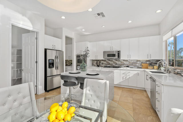 81071 Avenida Sombra, Indio CA: https://media.crmls.org/mediaz/54637451-89a7-4d77-8344-2e105e0db101.jpg