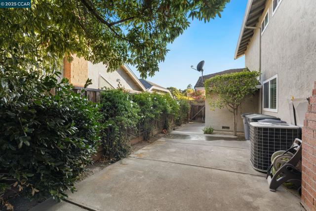 11878 W Vomac Rd, Dublin CA: https://media.crmls.org/mediaz/5463a803-49b3-4aa8-922c-dcf21f219e57.jpg
