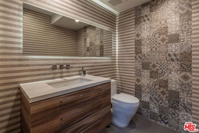 2002 LOMA VISTA Drive, Beverly Hills CA: https://media.crmls.org/mediaz/5463fe0a-6260-4587-8c54-fb83765cf4a9.jpg