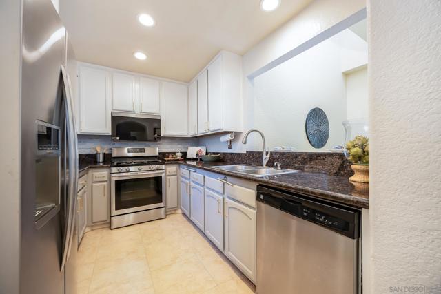 4577 Essex Ct, Carlsbad CA: https://media.crmls.org/mediaz/54640483-3c5f-4e18-b34e-3bf55150213b.jpg