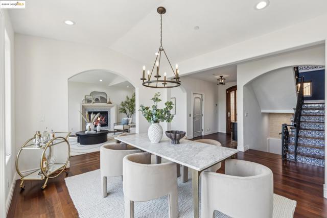 530 Gravatt Dr, Berkeley CA: https://media.crmls.org/mediaz/54642ed6-0e4e-405d-adfe-7210e942a504.jpg