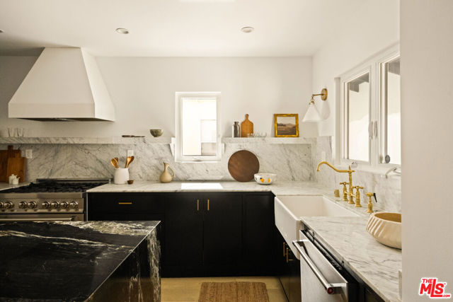 3928 S Bronson Avenue, Los Angeles CA: https://media.crmls.org/mediaz/5464bf77-70d9-4f18-a95f-6f20e259c0ae.jpg