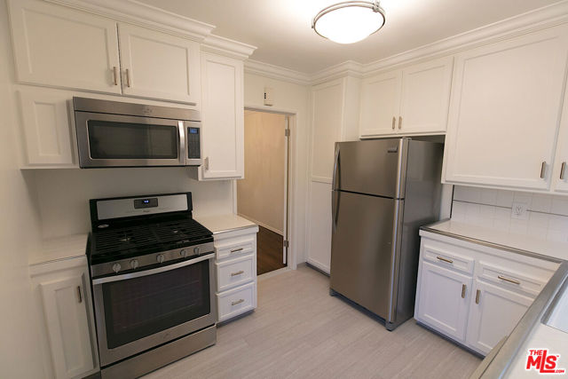 438 S Palm Drive, Beverly Hills CA: https://media.crmls.org/mediaz/54650964-06b7-4c45-b31f-2baa620ad01d.jpg