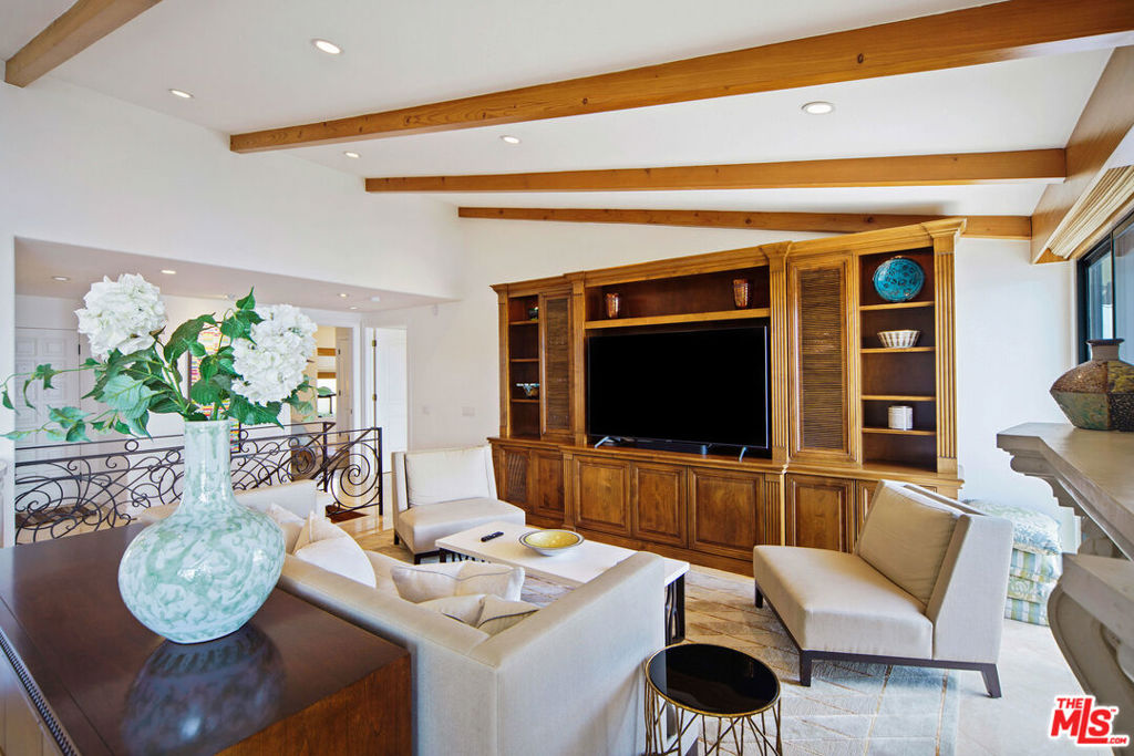 https://media.crmls.org/mediaz/54650fbf-84fa-4f2c-bd27-f5aefe3c7760.jpg?preset=X-Large