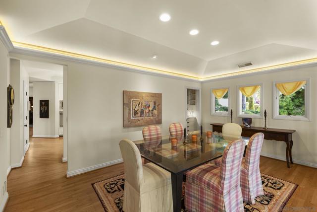 7207 Fairway Rd, La Jolla CA: https://media.crmls.org/mediaz/54651942-a8a6-4d00-b626-95d30572a04a.jpg