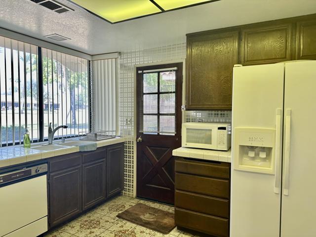 316 S Sierra Madre, Palm Desert CA: https://media.crmls.org/mediaz/54655f75-84e2-4ad1-8a2b-7045141b713b.jpg