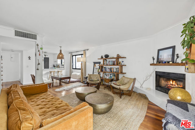 2412 Ocean Avenue, Venice CA: https://media.crmls.org/mediaz/5465bf71-574c-4acc-84ae-0feab78a2301.jpg