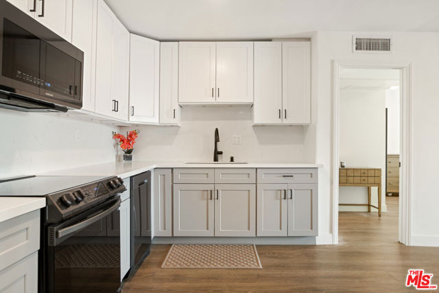 5215 Balboa Boulevard, Encino CA: https://media.crmls.org/mediaz/546606f5-d15f-4adf-b5db-a53f48d8b1df.jpg
