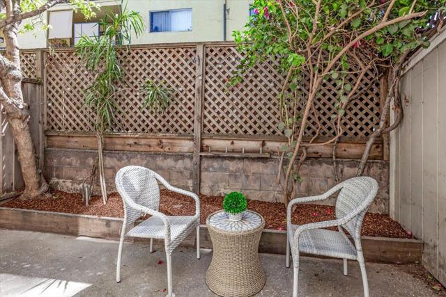 165 E Okeefe Street, Menlo Park CA: https://media.crmls.org/mediaz/54678261-dede-4b31-a914-58a63c1eb450.jpg
