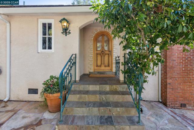40 Las Palomas, Orinda CA: https://media.crmls.org/mediaz/5467983a-bc00-4d0b-9bdc-8cbc1e44b585.jpg